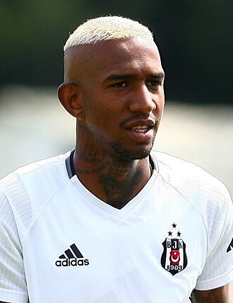 O Jogador Anderson Talisca volta  para sua terra e distribui 2.000 cestas  básicas em Feira de Santana
