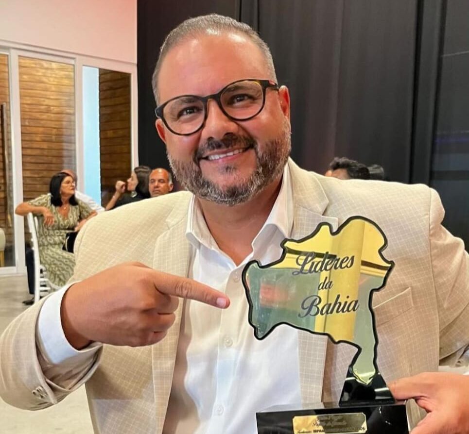Prefeito Junior Piaggio de Ipecaetá Recebe Prêmio Líderes da Bahia em Feira de Santana
