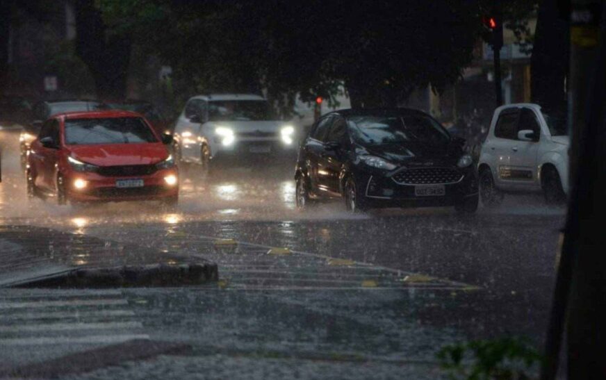 Tempestade com queda de granizo pode atingir quase 600 cidades de Minas