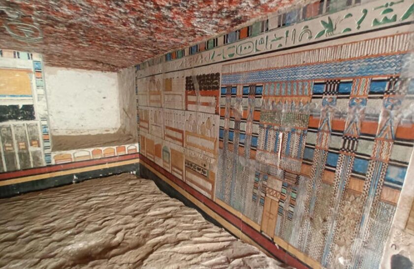 Sacará, ou Saqqara, é uma necrópole egípcia de mais de 5 mil anos que hoje é considerada patrimônio mundial da Unesco e, chama atenção por suas várias pirâmides, mosteiros e, claro, artefatos históricos.