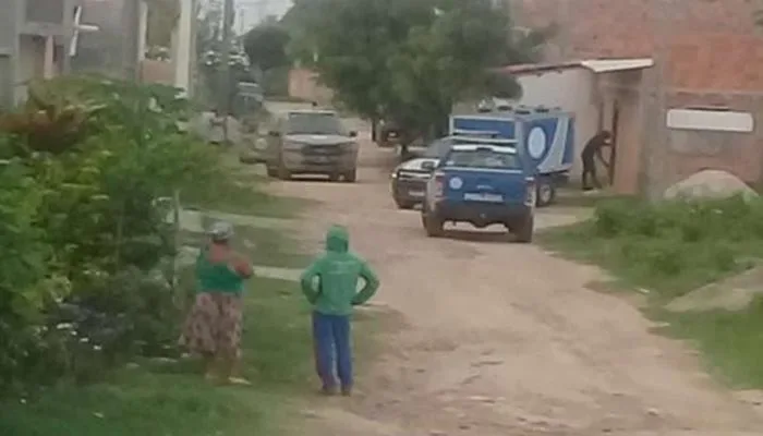 MEU DEUS! Pai e filho são mort*s a tir*s após atenderem chamado no portão de casa