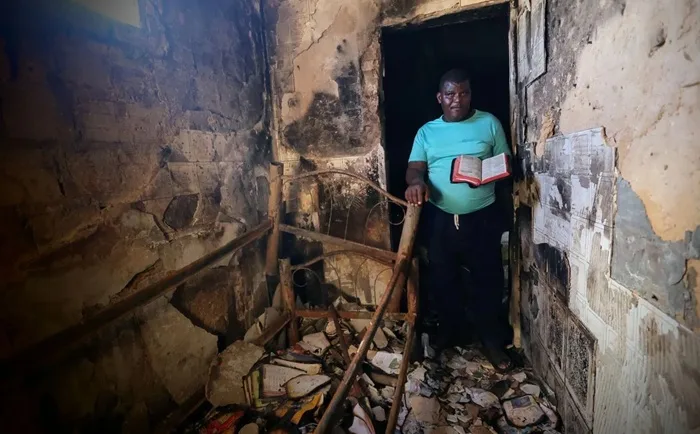 Incêndio destrói casa de família, mas Bíblia permanece intacta: ‘palavra Dele nem o fogo apaga’