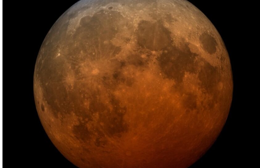 Lua de Sangue Encanta Observadores na Madrugada em Espetáculo Raro