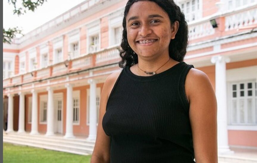 Aluna de escola pública é aprovada em medicina na universidade onde a mãe trabalha como serviços gerais