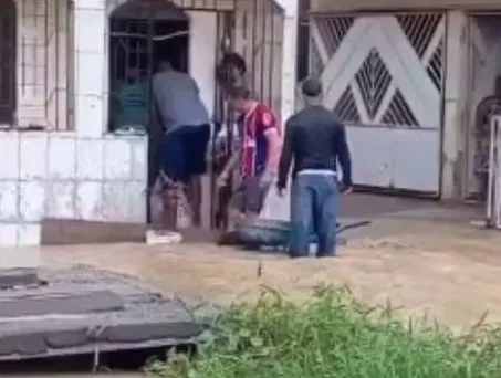 Chuvas deixam ruas alagadas e casas são invadidas por lama em Candeias