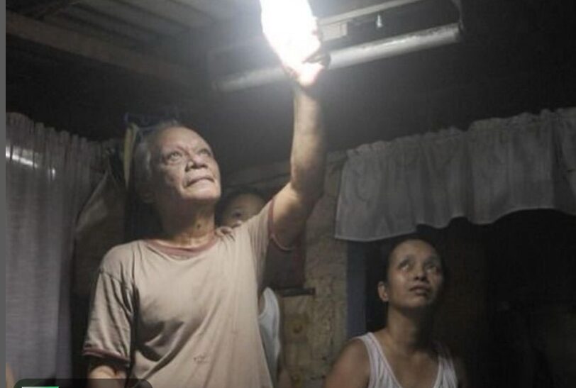Mecânico brasileiro descobriu que uma garrafa de água e cloro pode iluminar casas durante o dia