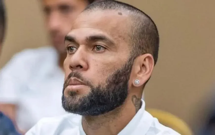 Daniel Alves é liberado para voltar ao Brasil após absolvição na Espanha