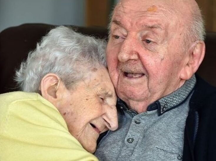 QUE AMOR! Senhorinha de 98 anos se muda para lar de idoso para cuidar do próprio filho de 80 anos