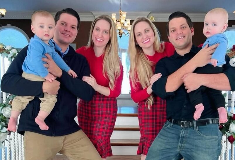 CHOCADO! Irmãs gêmeas se casam com irmãos gêmeos, engravidam ao mesmo tempo e têm filhos idênticos