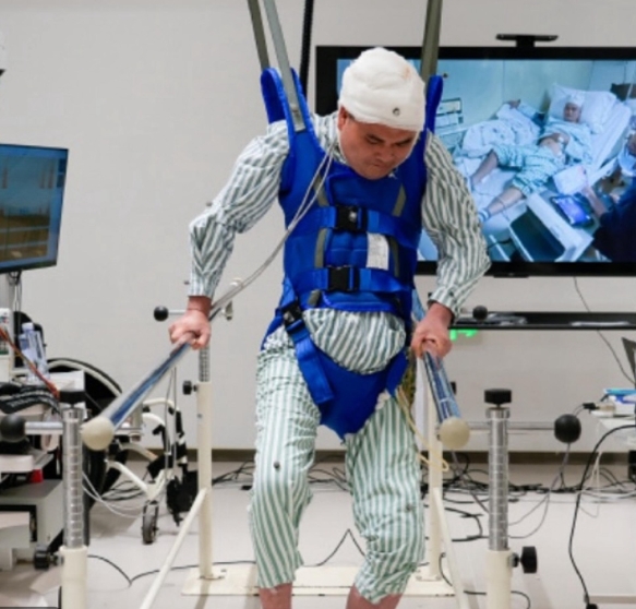Pacientes paralisados voltam a andar após implante espinhal inovador feito na China