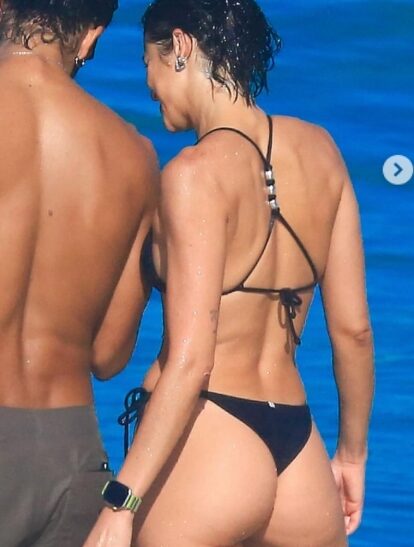 BELEZA NATURAL! Sem lipo e sem silicone, Agatha Moreira exibe corpo definido na praia