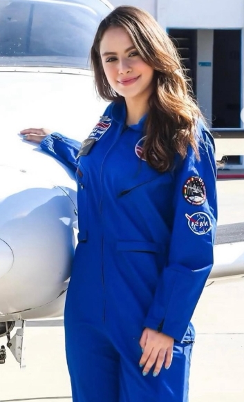 Laysa Peixoto será a primeira mulher brasileira a cruzar a fronteira do espaço, levando com ela a bandeira do Brasil