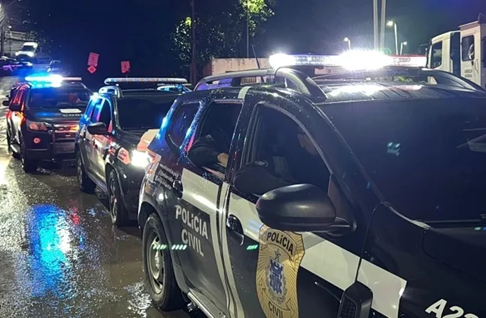 Madrasta é presa após deixar criança com perna quebrada sozinha em casa