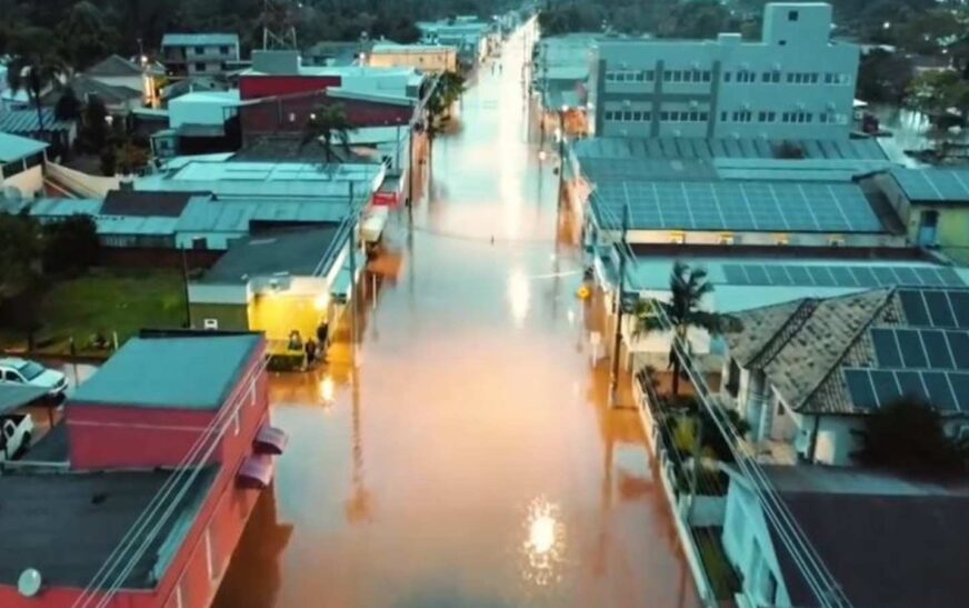 CHUVA CAUSA ESTRAGOS EM DEZENAS DE CIDADES E DEIXA DESAPARECIDOS