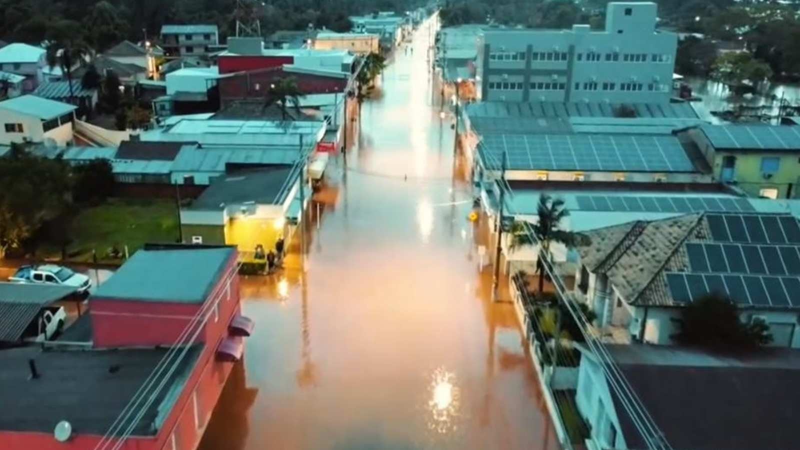 CHUVA CAUSA ESTRAGOS EM DEZENAS DE CIDADES E DEIXA DESAPARECIDOS