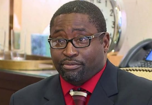 Homem vence processo por racismo, mas sofre nova suspeita ao sacar indenização e aciona Justiça novamente