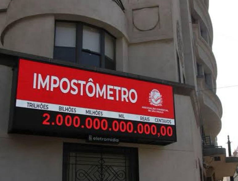 Impostômetro atinge R$ 2 trilhões em 2025 com crescimento e gera debate sobre carga tributária