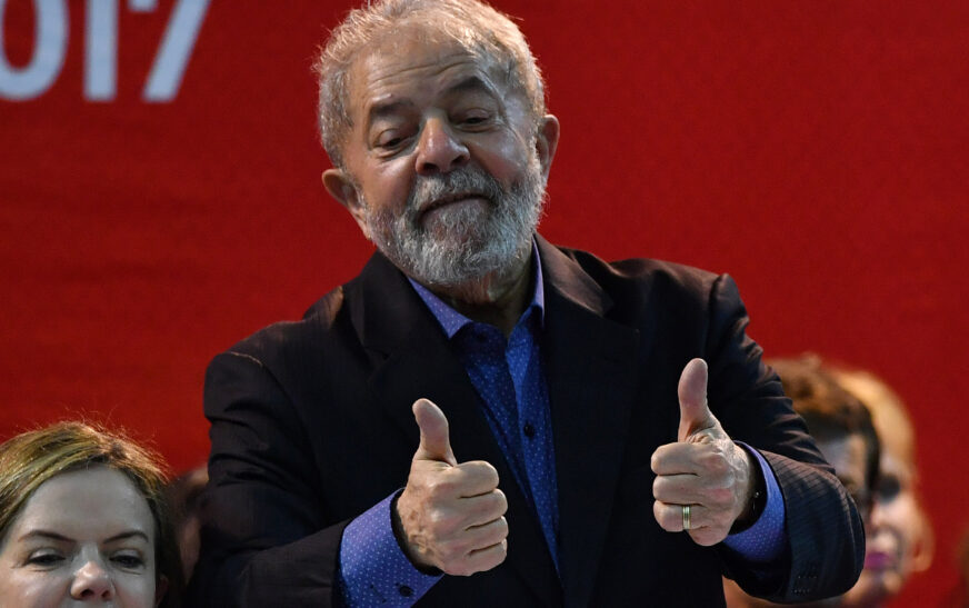 Aprovação do governo Lula sobe para 42% e desaprovação cai para 53%, aponta PoderData