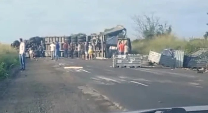 Tombamento de carreta bitrem causa bloqueio total na BR-116 Norte