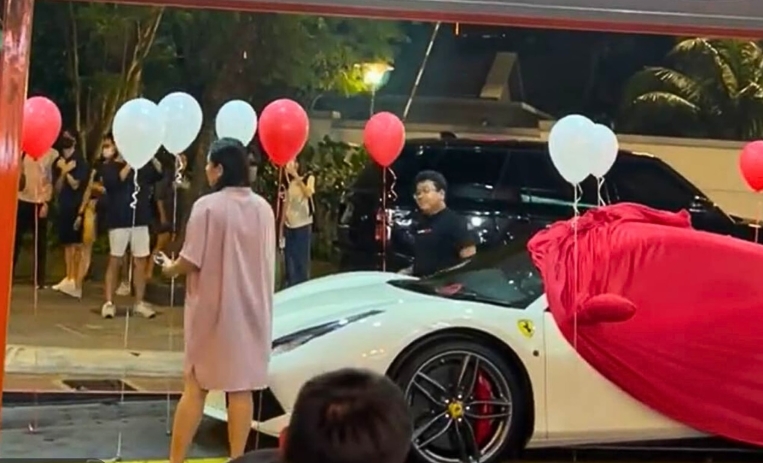 Marido presenteia esposa com Ferrari de R$ 1,2 milhão para agradecê-la por ter lhe dado filhos: “Deve ter sido difícil”