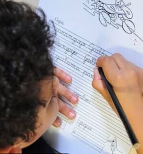 Comissão aprova projeto que proíbe escolas de promover alunos que não têm nota para passar de ano