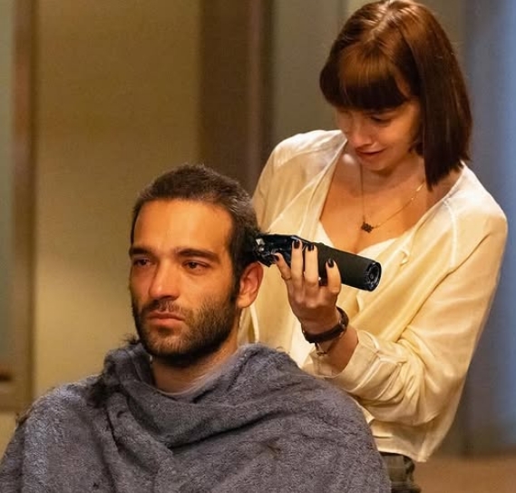 Em Vale Tudo, Afonso recebe diagnóstico de leucemia e raspa o cabelo emocionado ao lado de Solange