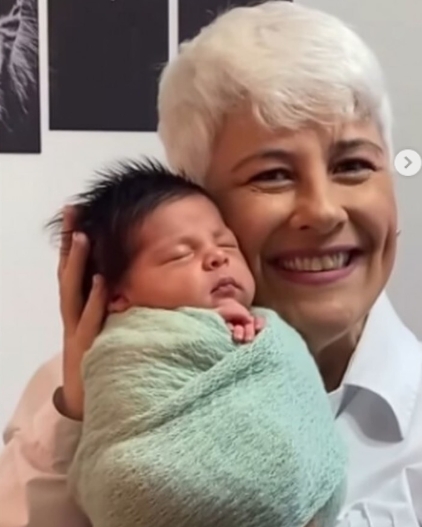 Aos 43 anos, empresária dá à luz e transforma críticas em inspiração para outras mulheres