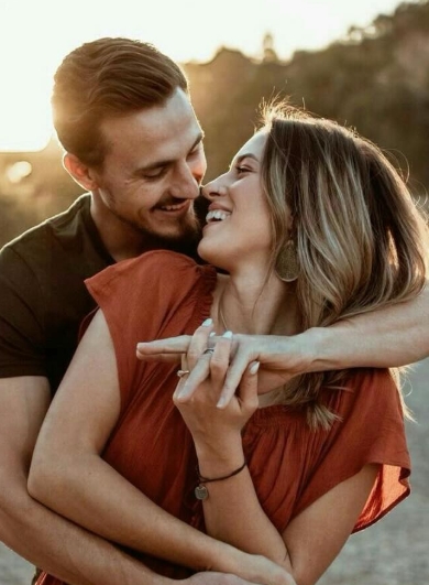Casais que vivem relacionamentos felizes costumam expor menos suas vidas a dois nas redes sociais