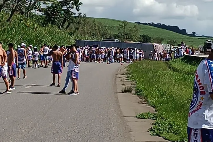 ônibus da Bamor capota na estrada a caminho do Recife