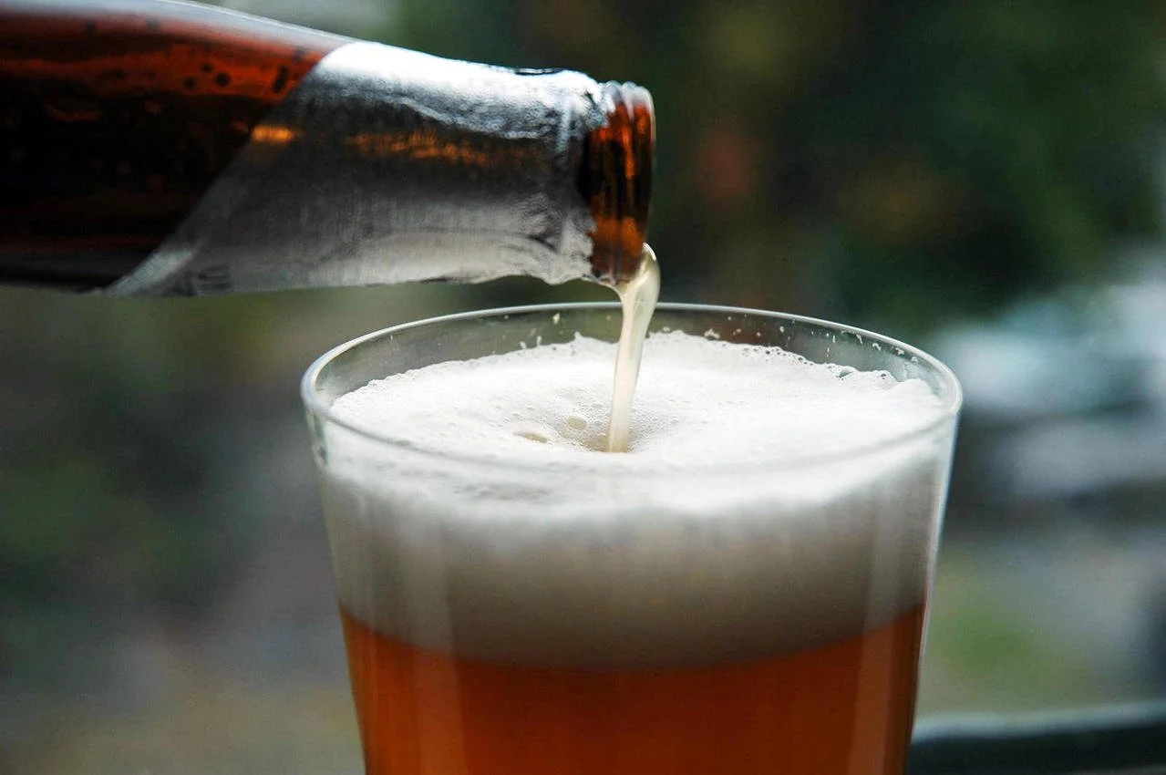 Heineken aumenta 6% e Ambev 3,3%: tomar cerveja fica mais caro em agosto