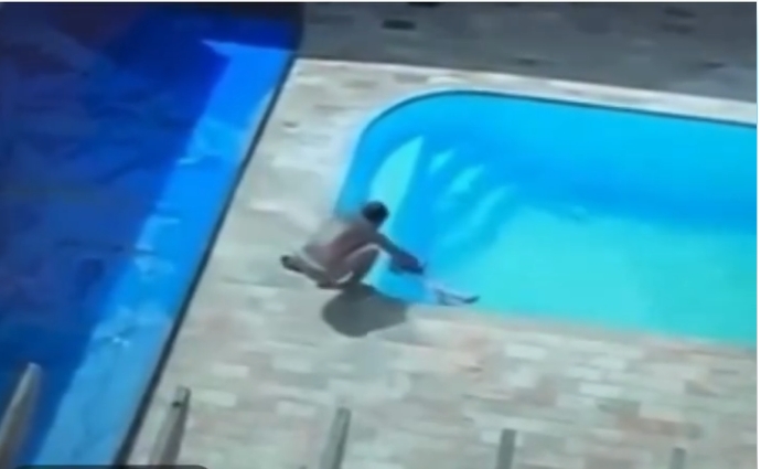 QUE SUSTO! Bebê de 1 ano cai em piscina durante limpeza e é resgatada pelo pai