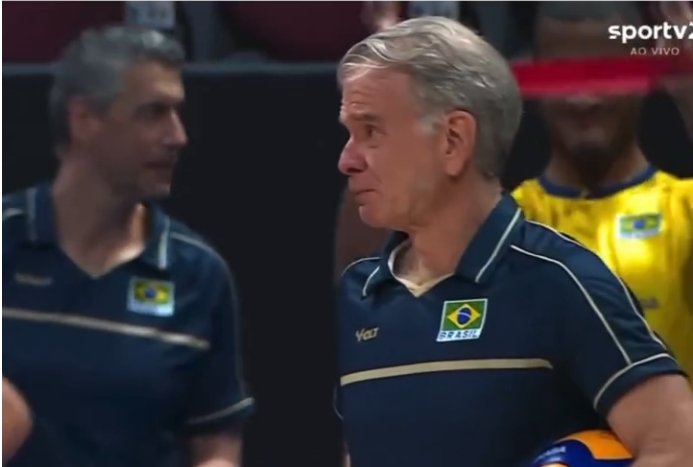 QUE DOR! Bernardinho, técnico de vôlei, descobre minutos antes da partida eliminatória que sua mãe havia falecido.