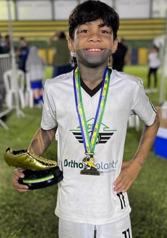Jovem jogador indígena brasileiro brilha na esquadras, carregando orgulho de suas raízes