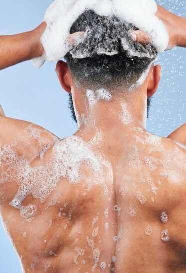 Dermatologistas alertam: banho diário pode prejudicar a pele; o ideal é a cada 2 ou 3 dias