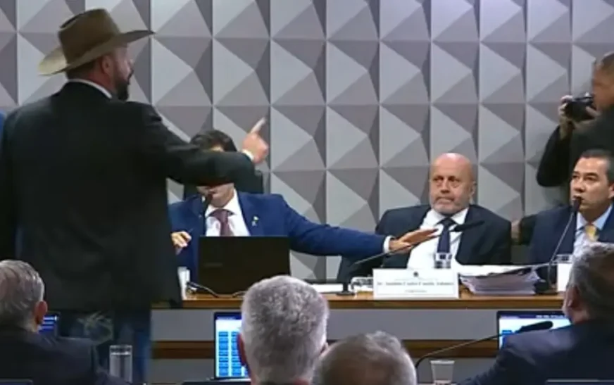 Na CPMI, Careca do INSS afirma ser inocente e causa tumulto ao se recusar a responder perguntas do relator