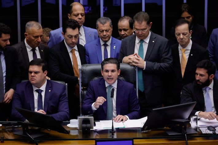 Câmara aprova Lei da Dosimetria e Bolsonaro entra na lista dos beneficiados