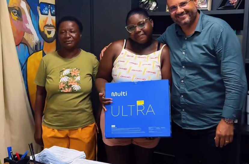Prefeito Júnior surpreende estudante que pediu ajuda para comprar notebook e decide presenteá-la com o equipamento