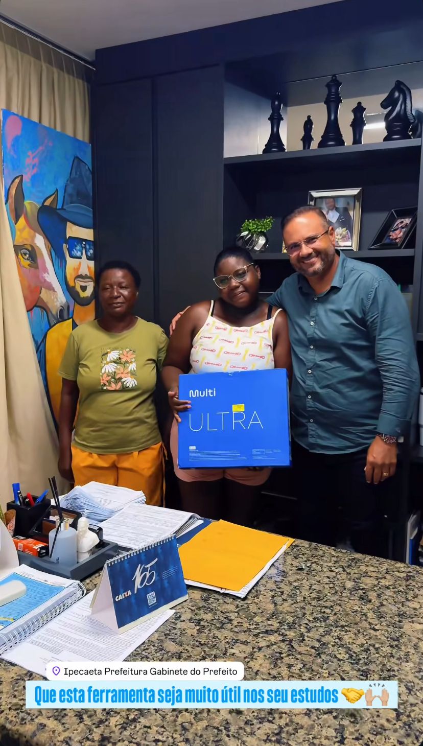 Prefeito Júnior surpreende estudante que pediu ajuda para comprar notebook e decide presenteá-la com o equipamento