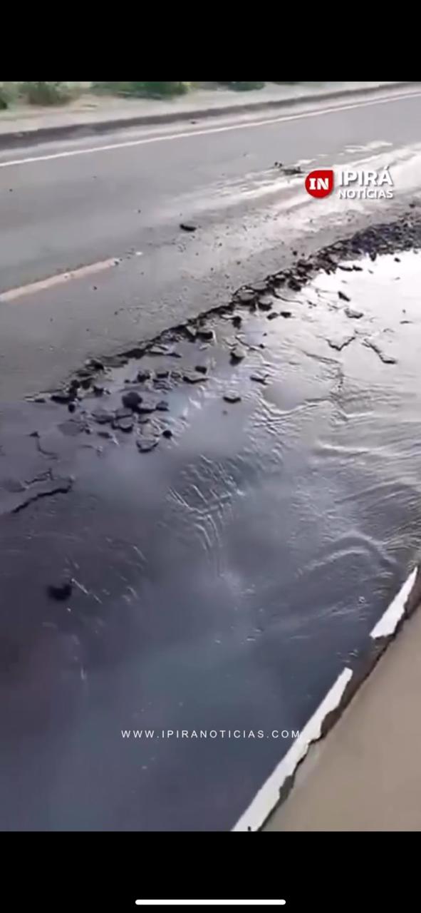 Morador questiona qualidade de asfalto após surgirem danos em avenida de Ipirá